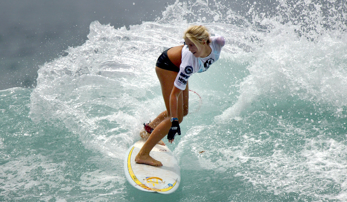 Худенькая блондинка на серфинге