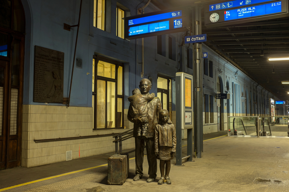 Памятник британцу на Главном вокзале Праги.Вокруг Света. Украина
