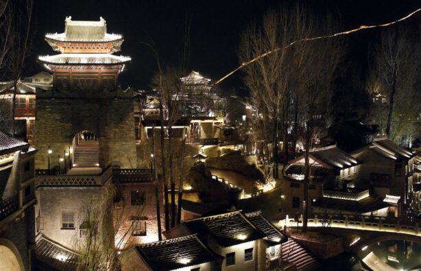 Beijing Water Town вечером. На горе видна подсвеченная полоска Великой Китайской стены