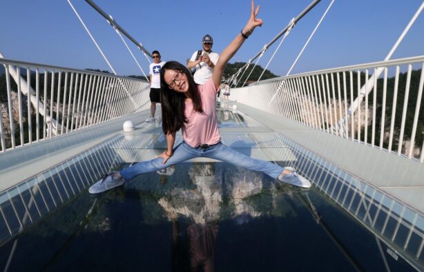 Самый длинный и высокий стеклянный мост в мире