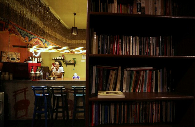 Ори на здоровье: в Египте существует книжный магазин с \"комнатой крика\". ФОТО