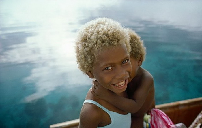 Темная кожа и светлые волосы – загадка жителей Меланезии.Вокруг Света. Украина