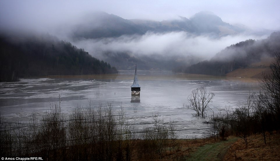 Затопленная деревня-призрак в Румынии