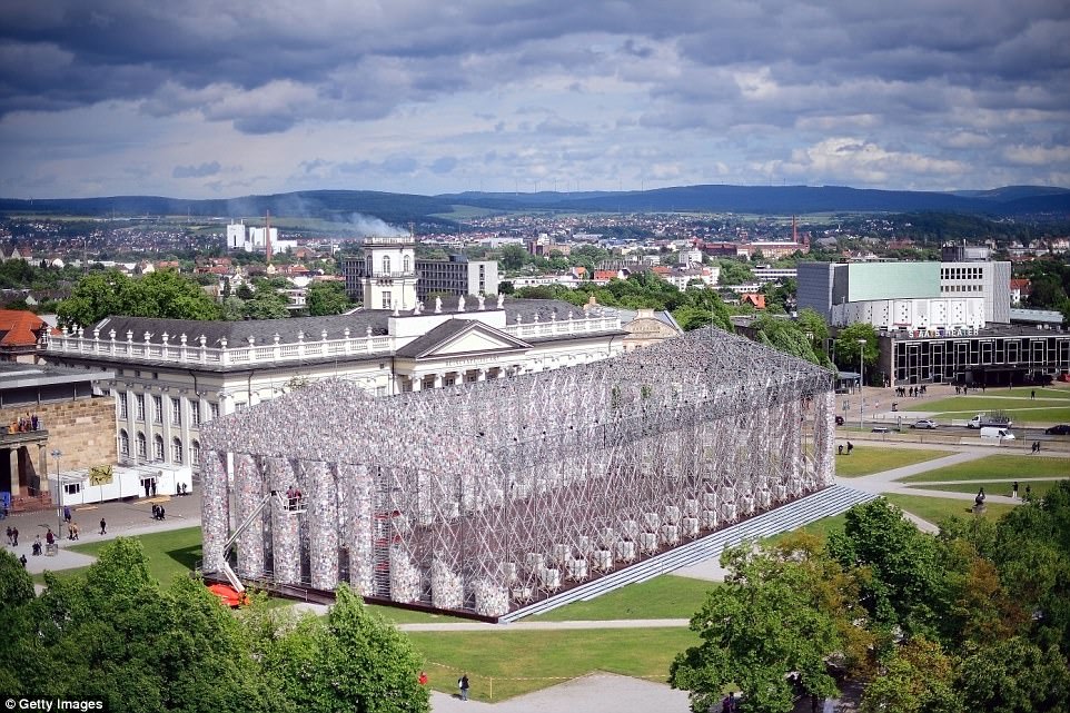 Парфенон, построенный из 100 000 запрещенных книг.Вокруг Света. Украина
