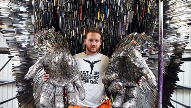 Британец создал скульптуру ангела из тысяч ножей.Вокруг Света. Украина