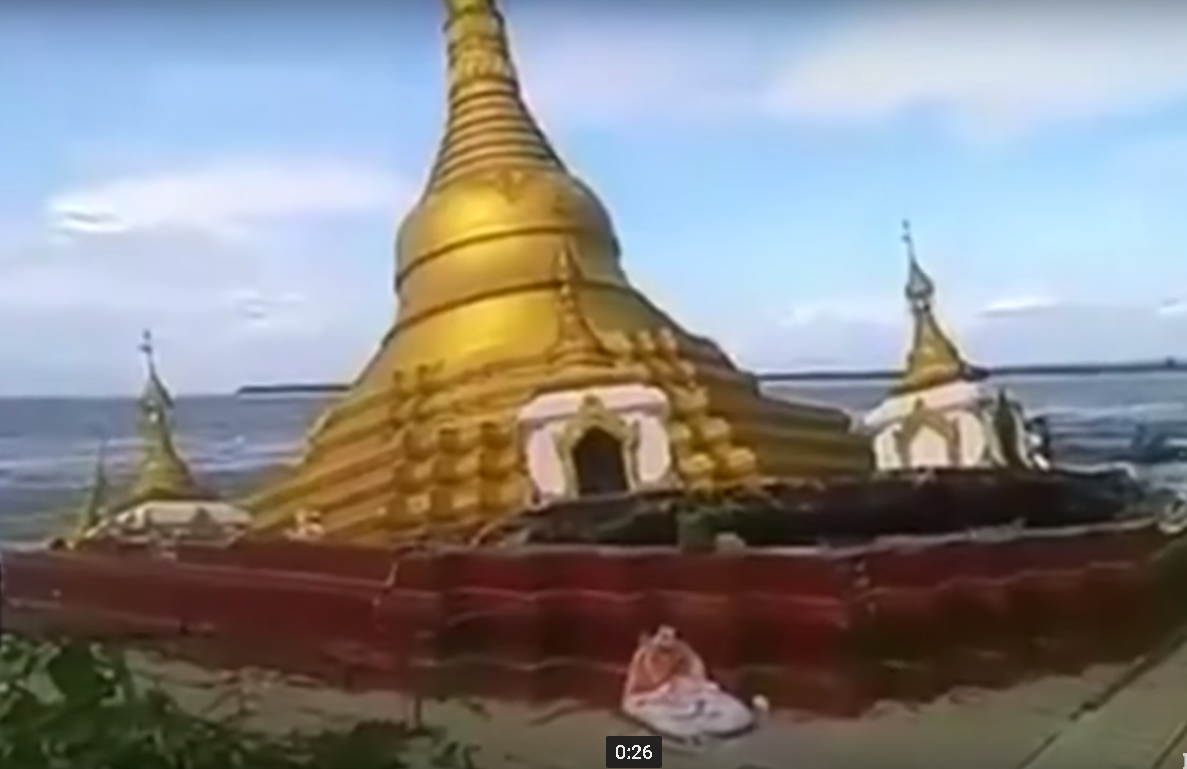 Пагода в Мьянме сползла в реку на глазах у туристов.Вокруг Света. Украина