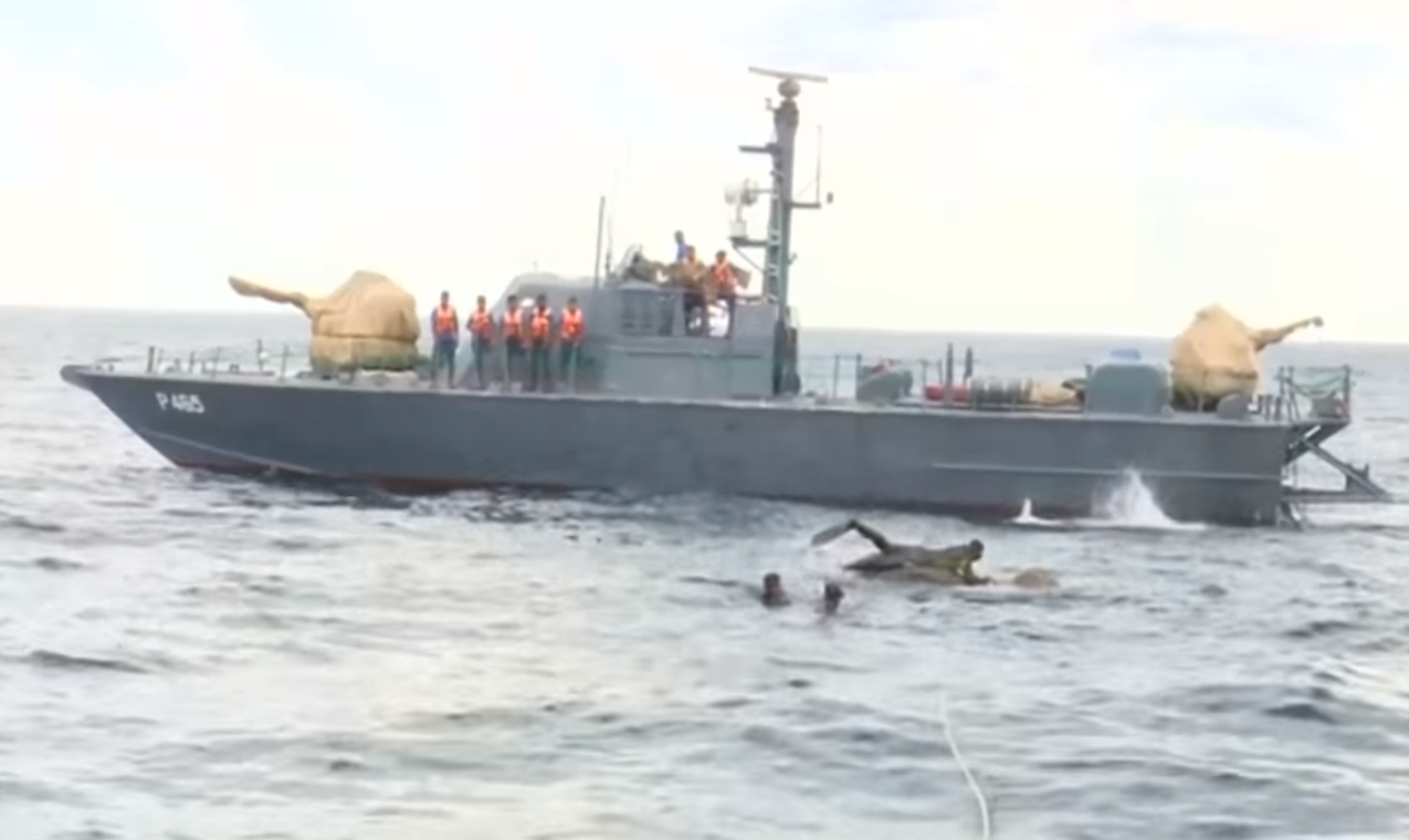 ВМС Шри-Ланки спасли слоненка в открытом море: трогательное видео.Вокруг Света. Украина
