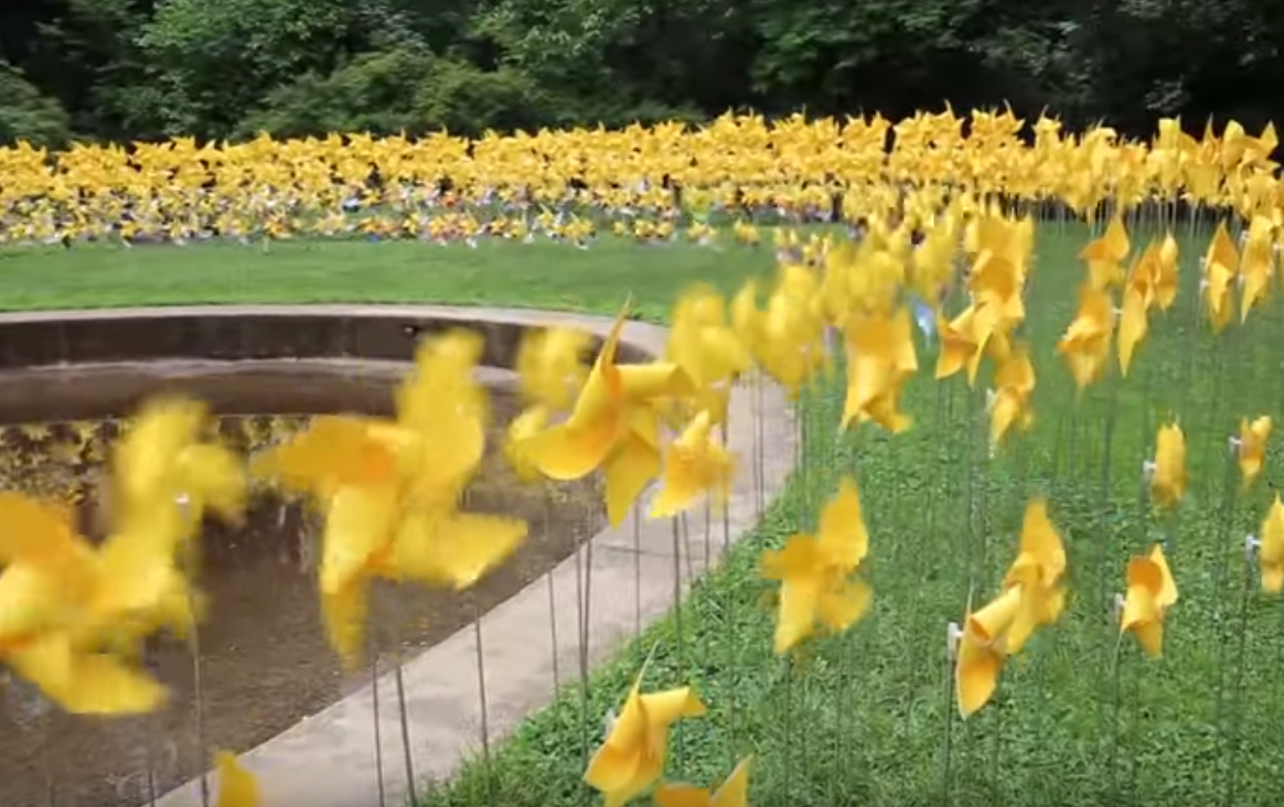 В Бруклине появился сад из 7 000 детских вертушек