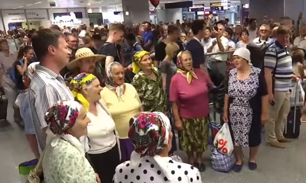 «Как в раю побывали»: 13 старушек из украинского села съездили за границу по безвизу.Вокруг Света. Украина