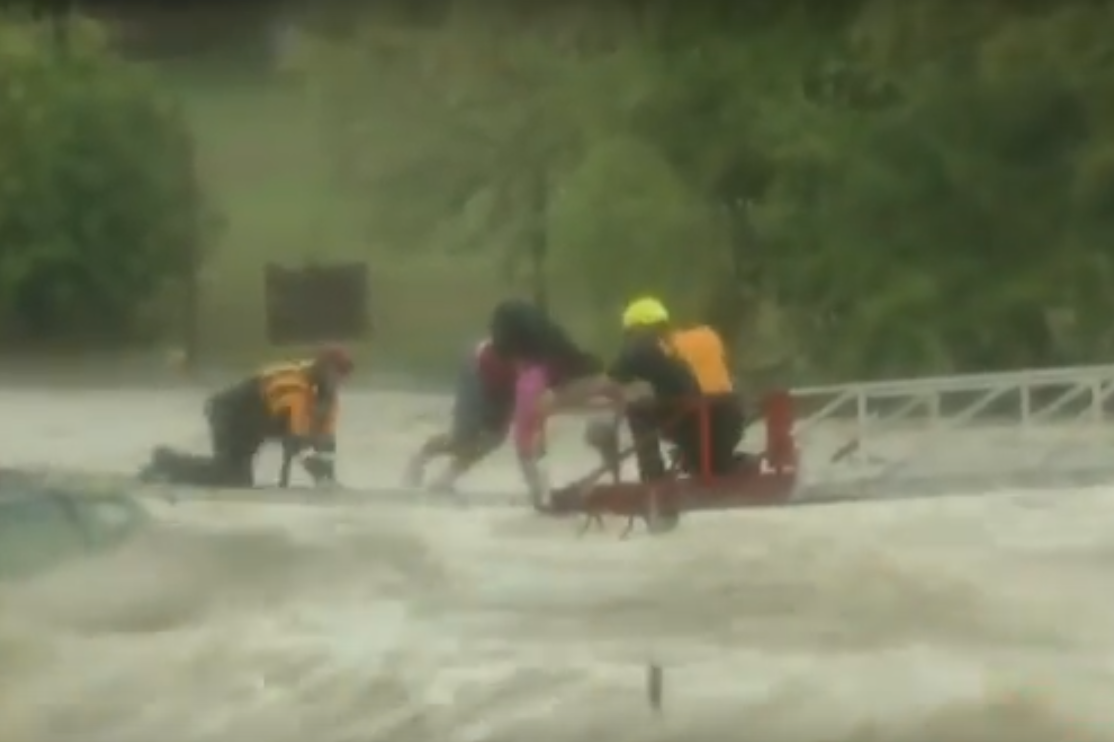 Пожарные спасают водителя грузовика от наводнения в Техасе: видео