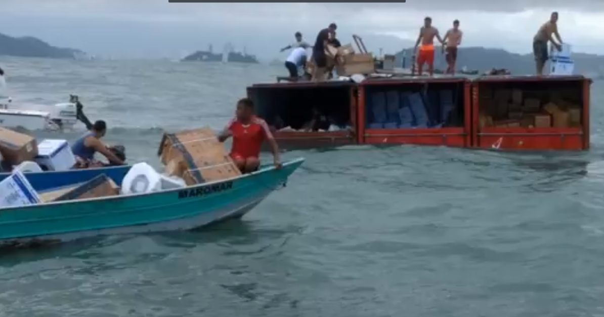 Груз, выпавший в море у берегов Бразилии, растащили местные жители: видео.Вокруг Света. Украина
