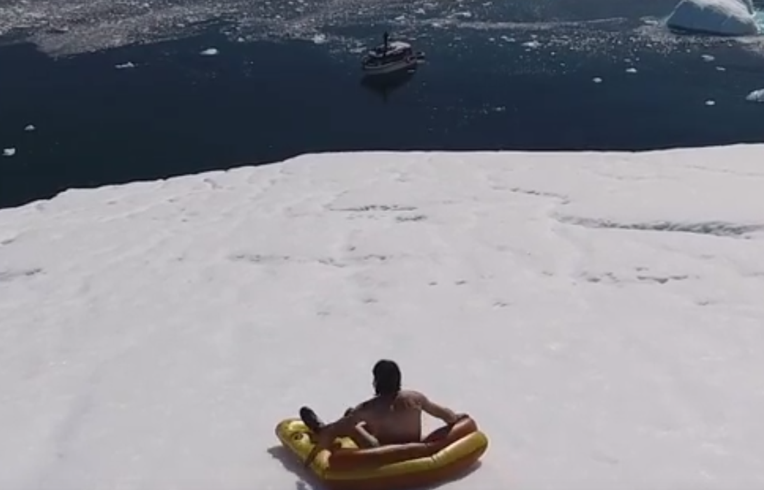 Американец скатился с айсберга в Гренландии на куске пиццы