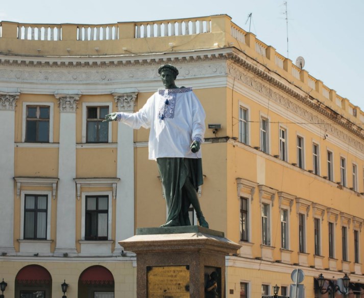 Памятник дюку Ришелье в Одессе нарядили в вышиванку.Вокруг Света. Украина
