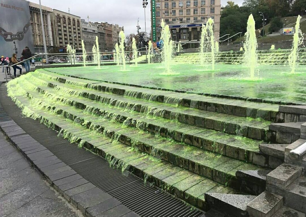 В Киеве из-за «зеленых хулиганов» отключили центральный фонтан.Вокруг Света. Украина