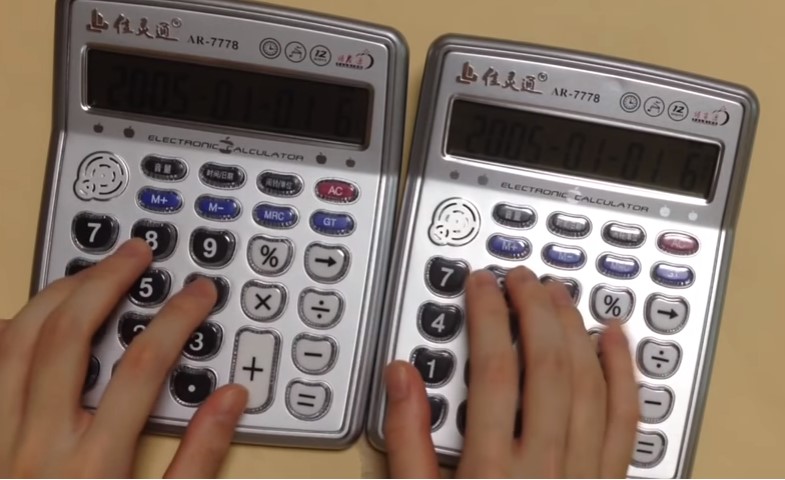 Японец играет мировые хиты на калькуляторе