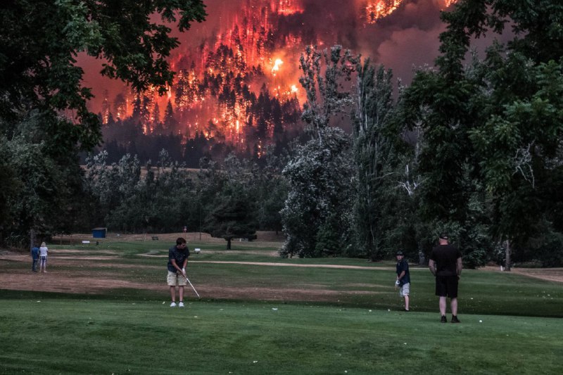 Призовая выдержка: американские гольфисты играют в окружении пламени.Вокруг Света. Украина
