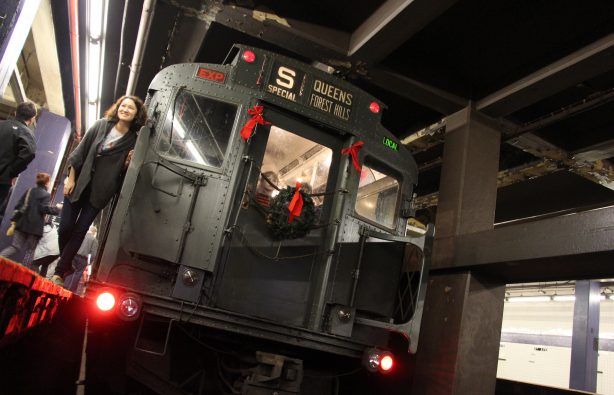 В метро Нью-Йорка пустили рождественский ретро-поезд