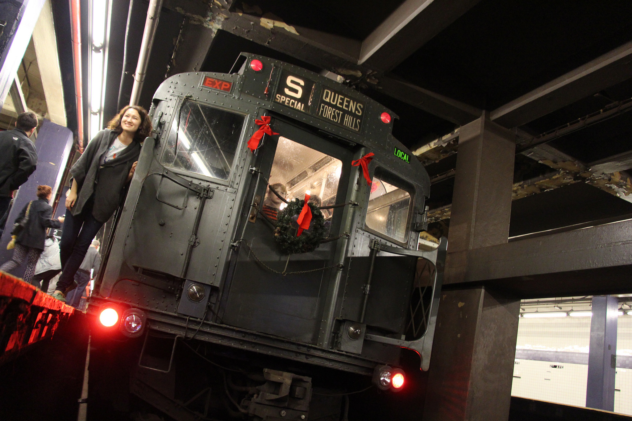 В метро Нью-Йорка пустили рождественский ретро-поезд.Вокруг Света. Украина