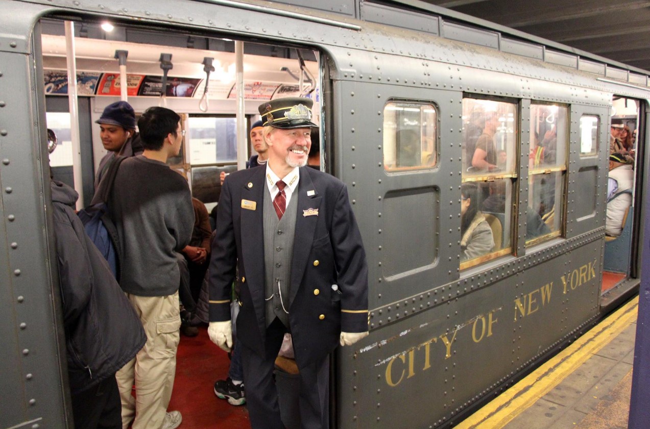 В метро Нью-Йорка пустили рождественский ретро-поезд
