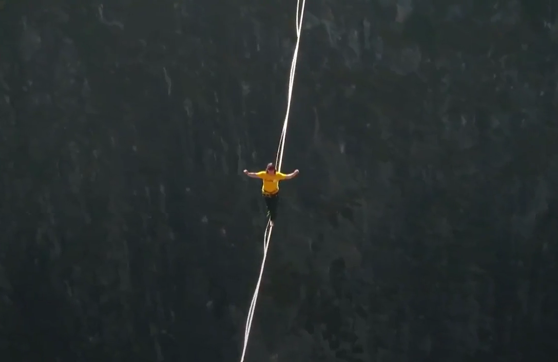 Канатоходец побил мировой рекорд, пройдя над каньоном в Китае с завязанными глазами