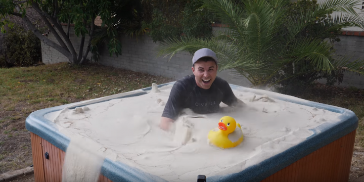 Специалист NASA сделал ванну джакузи из обычного песка