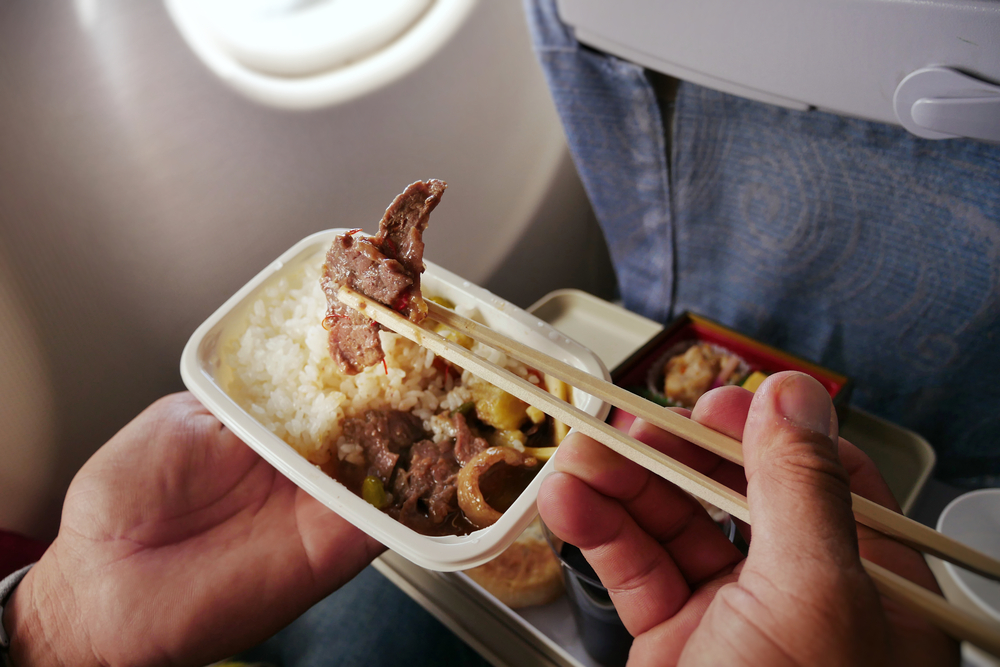 В Китае стюардессу отстранили от работы за то, что доедала за пассажирами.Вокруг Света. Украина