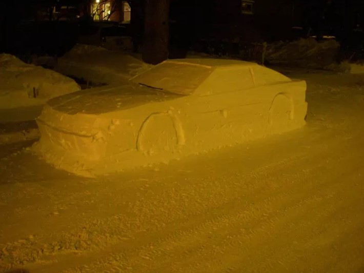 Канадец слепил из снега машину и получил штраф за парковку