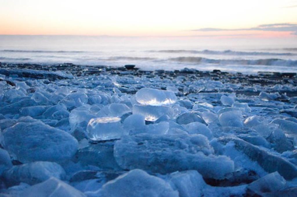 Ледовое море. Ледяное море в Японии. Лед на море. Японское море лед. Круглый лед в море.