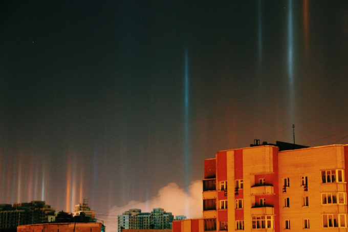 В Санкт-Петербурге в воздухе повисли светящиеся столбы.Вокруг Света. Украина