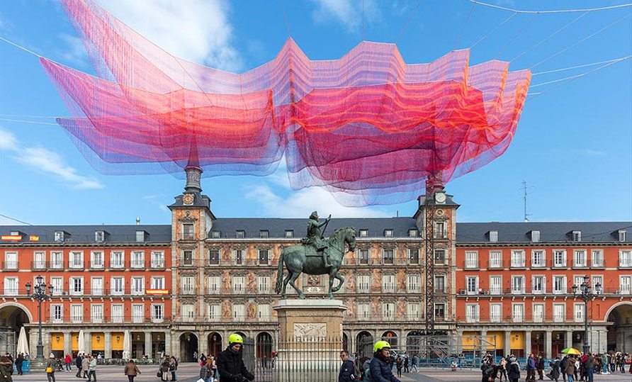 Над Мадридом «пролетело» розовое облако из 600 тысяч нитей