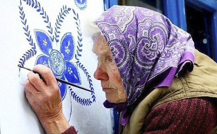 90-летняя бабушка расписала чешскую деревню