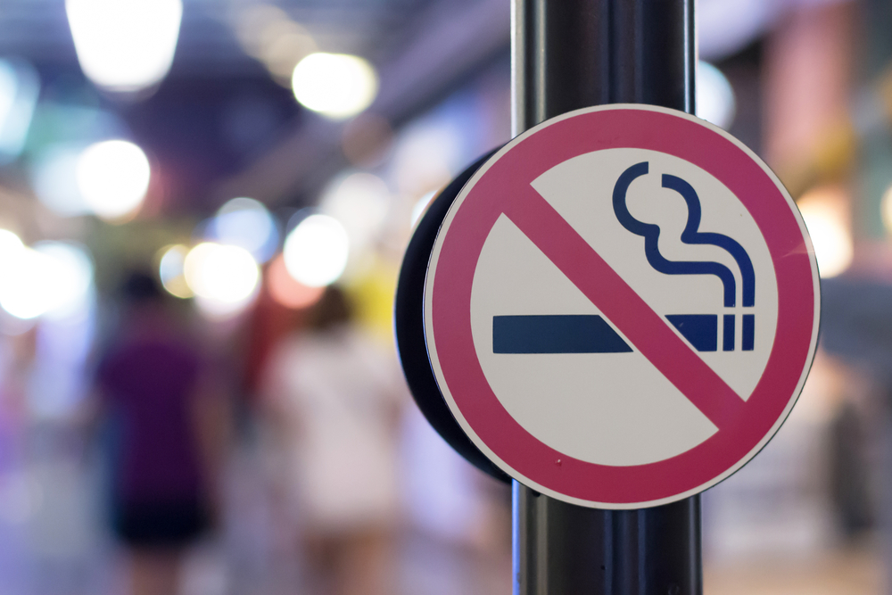 В Нидерландах полностью запретили курить в кафе и барах