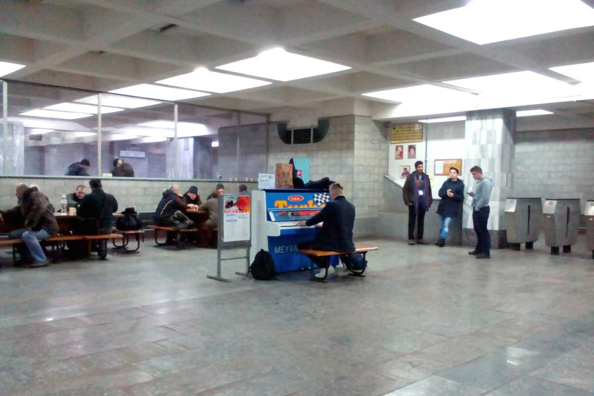 В харьковском метро сыграли на пианино.Вокруг Света. Украина
