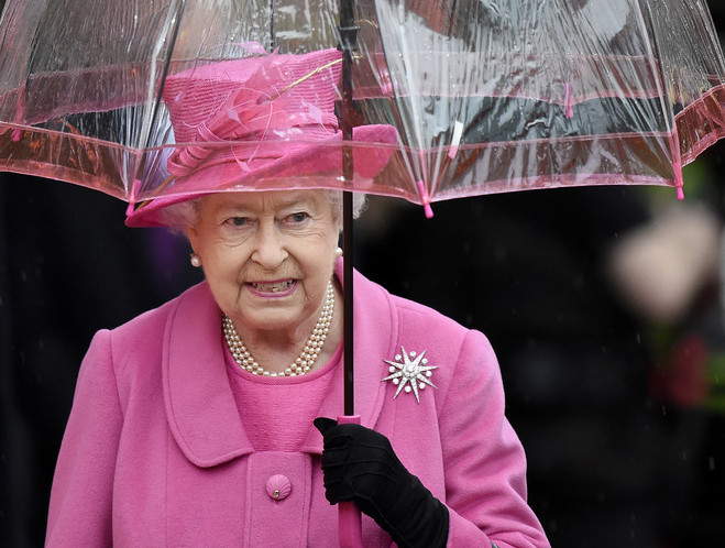 Идеальное сочетание: королева Елизавета II и ее зонтики