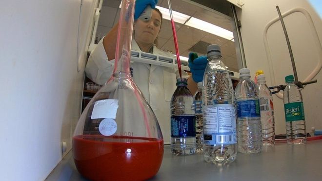Вода в бутылках содержит пластик.Вокруг Света. Украина