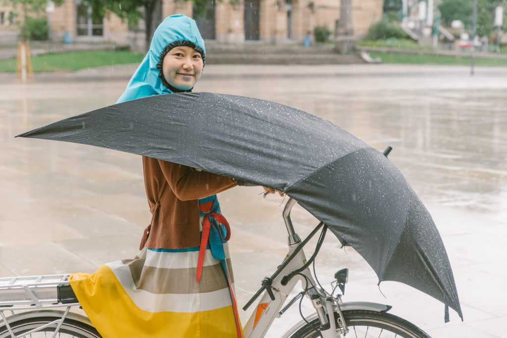 В Германии придумали зонт для велосипедистов