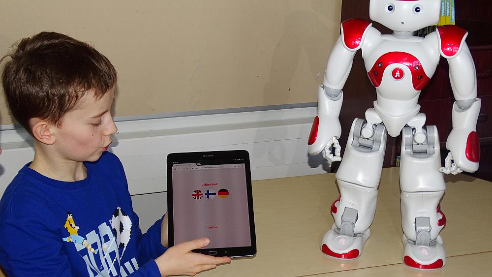 В Финляндии роботы начали учить школьников