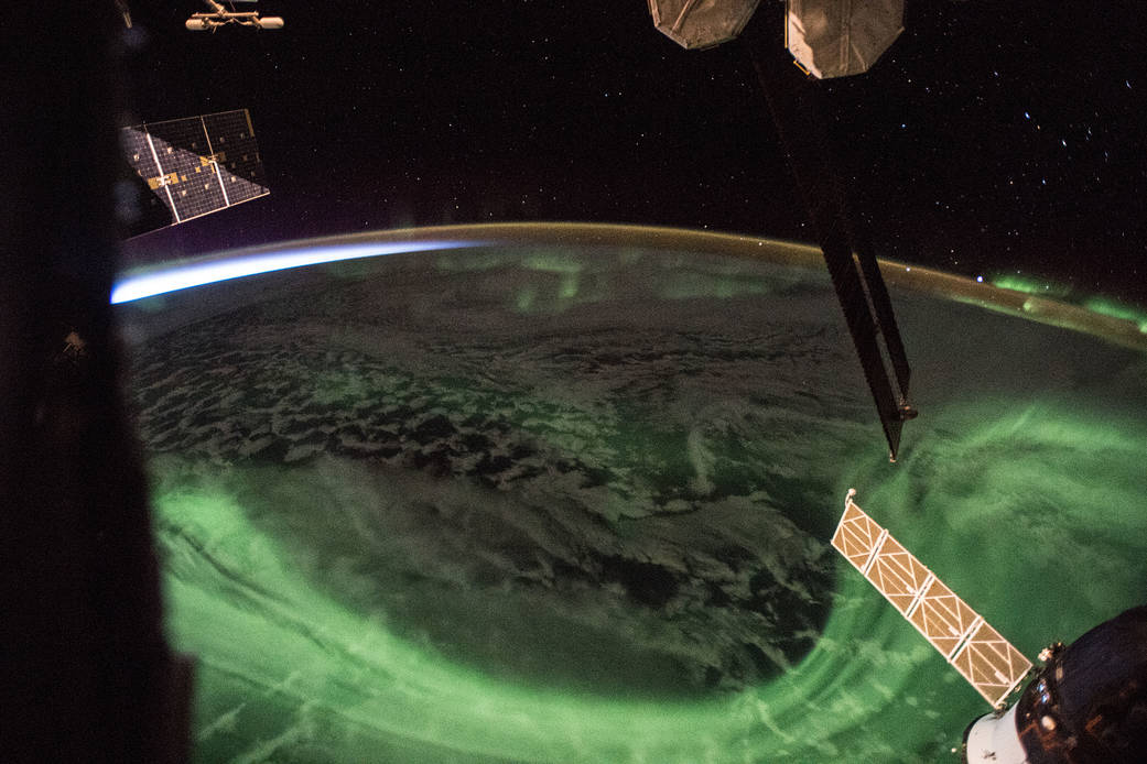 Астронавт  NASA показал встречу полярного сияния и рассвета.Вокруг Света. Украина