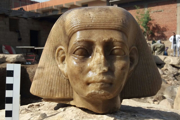 В Египте нашли статую фараона, разбитую фанатиками на тысячи осколков