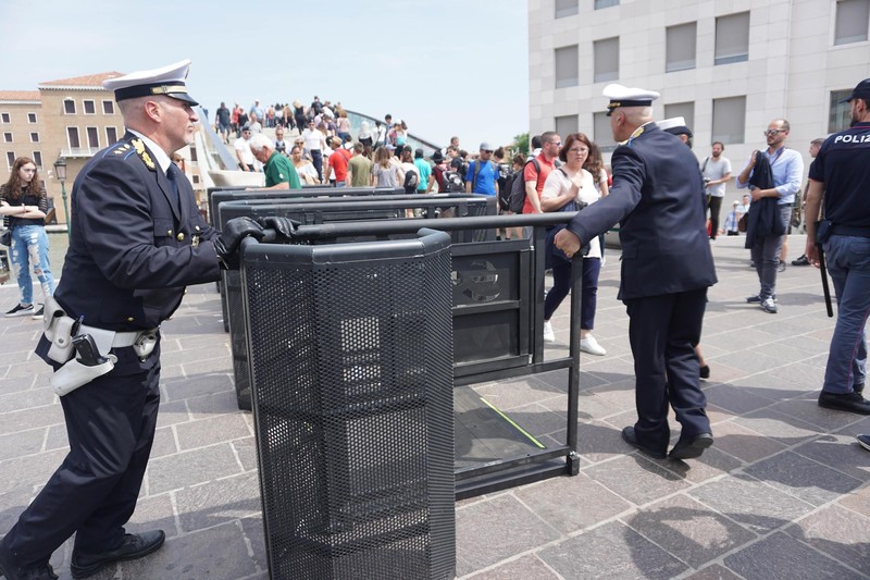 В Венеции установили ворота для ограничения потока туристов