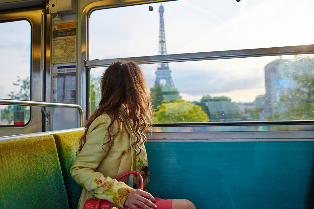 8-летний мальчик обокрал женщину в парижском метро
