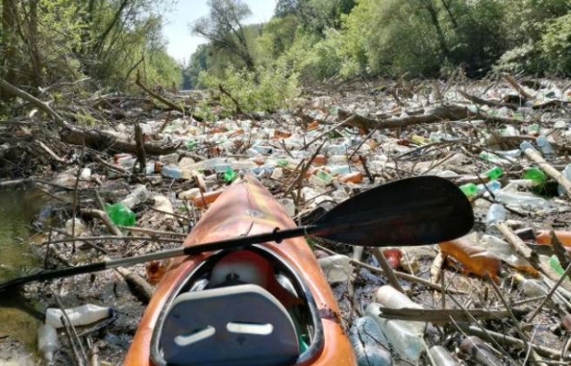 В Словакии реки заросли украинским мусором.Вокруг Света. Украина