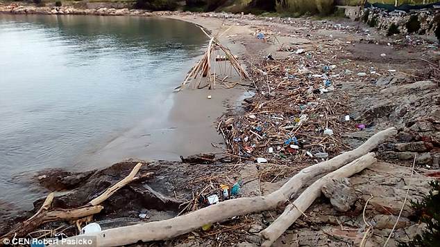 Пляжи Хорватии тонут в пластиковом мусоре (фото)