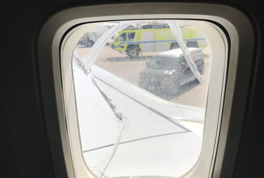В США самолет совершил экстренную посадку из-за разбитого окна.Вокруг Света. Украина
