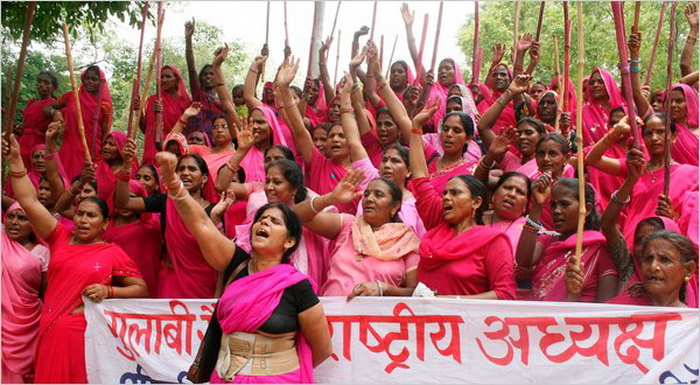 «Розовая банда» в Индии борется за справедливость