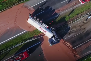 В Польше перевернулся грузовик с шоколадом (видео)