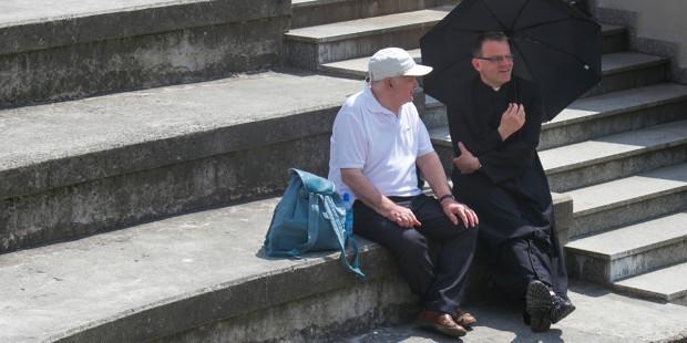 В Польше священники ходят к неверующим на свидание.Вокруг Света. Украина