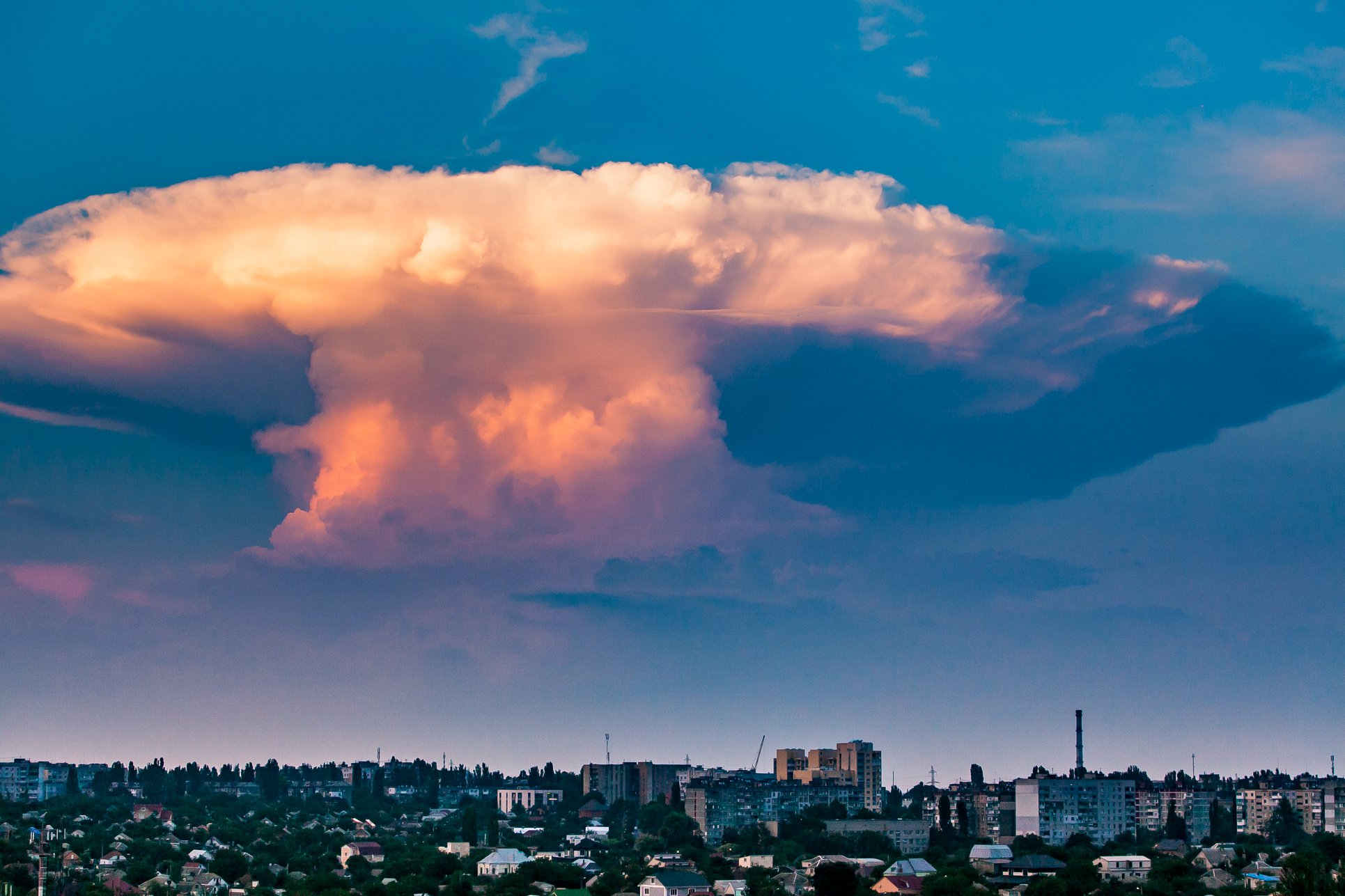 В небе над Николаевом заметили «ядерный гриб».Вокруг Света. Украина