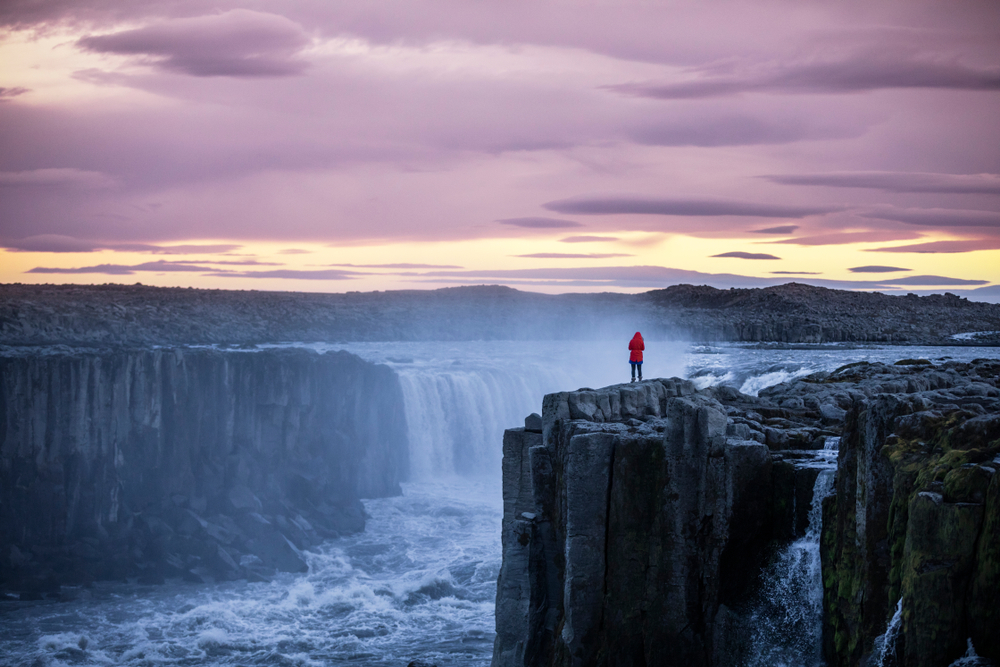Исландцы просят туристов не рисковать жизнью ради красивого кадра.Вокруг Света. Украина