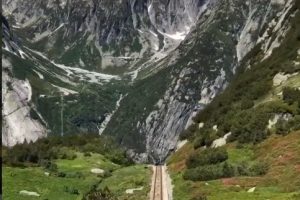 Спуск на фунікулері у швейцарських Альпах